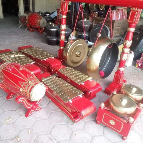 Pengadaan 1 Set Gamelan untuk Desa Tirtomoyo